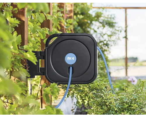 Wand-Schlauchbox mit Gartenschlauch von for.q im Außenbereich