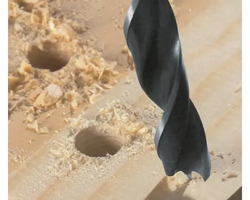 Holzbohrer bohrt ein Loch in ein Holzbrett