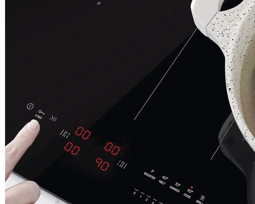 Induktionskochfeld mit Topf und Bedienfeld