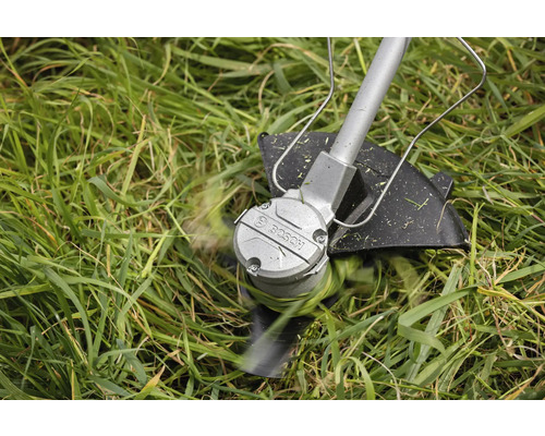 Bosch Logo auf einem Rasentrimmer beim Schneiden von Gras