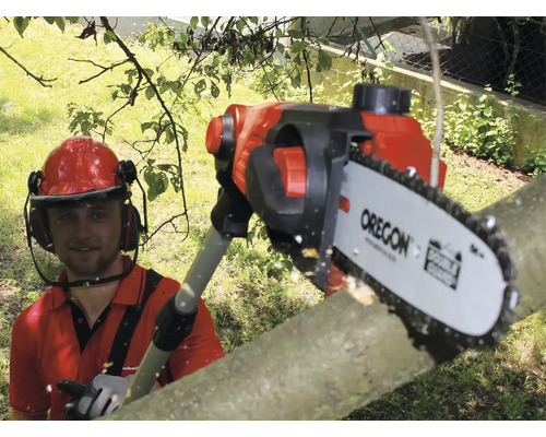 Eine Person benutzt eine Hochentaster Motorsäge zum Schneiden eines Astes