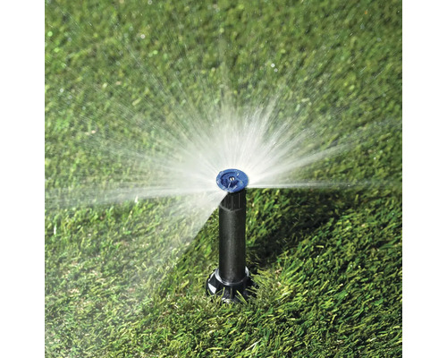 Bewässerungssystem Sprinkler im Rasen mit Wasserstrahl