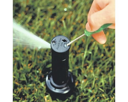 Rasensprenger wird mit Schraubenzieher eingestellt