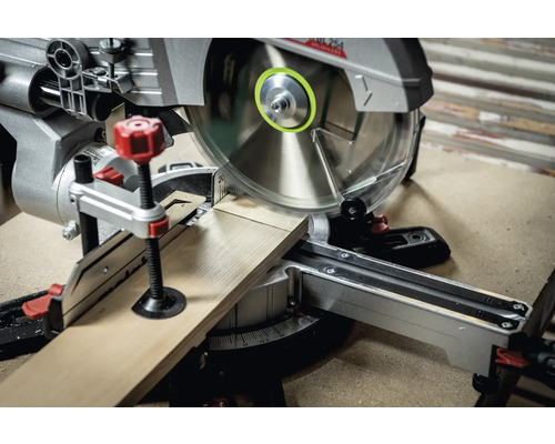 Kapp- und Gehrungssäge schneidet ein Holzbrett