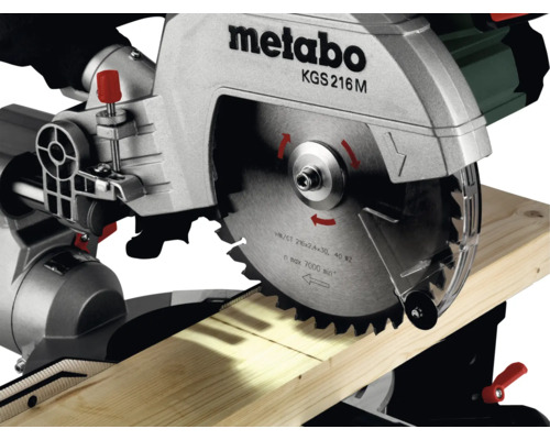 Metabo Kappsäge beim Schneiden eines Holzstücks