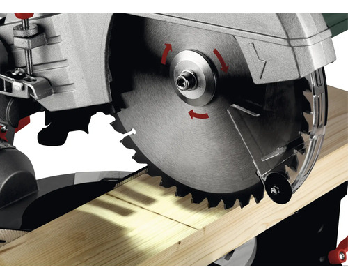 Kapp- und Gehrungssäge beim Schneiden von Holz