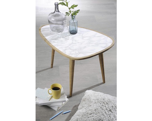 Dekorativer Tisch mit Marmoroptik und Holzbeinen im Wohnzimmer mit Dekorationen.