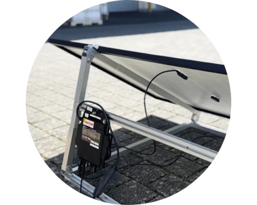Solarpanel mit Wechselrichter auf einer Metallhalterung