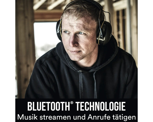 Mann mit Bluetooth-Gehörschutz zum Streamen von Musik und Annehmen von Anrufen