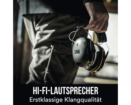 Eine Person hält 3M-Kopfhörer mit Hi-Fi-Lautsprechern.