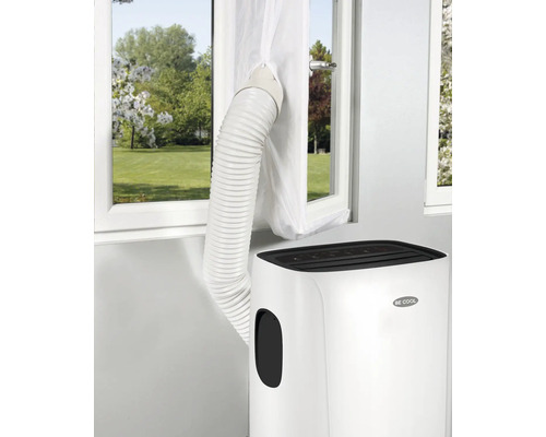 Mobiles Klimagerät mit Abluftschlauch am Fenster montiert