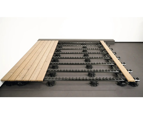 Aufbau einer Holzterrasse mit Unterkonstruktion und Terrassendielen.