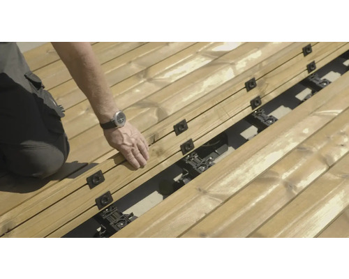 Verlegung von Holzterrassen mit Unterkonstruktion und Befestigungsclips