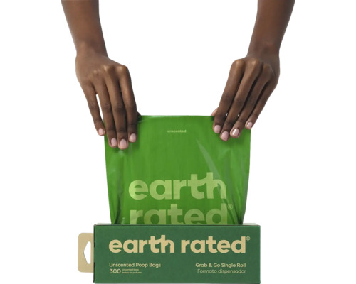 Eine Person hält eine Rolle Earth Rated Hundekotbeutel über einer Verpackung mit 300 geruchlosen Beuteln.