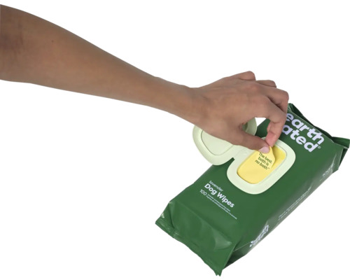 Person öffnet eine Packung Earth Rated Hunde-Reinigungstücher Lavendel.