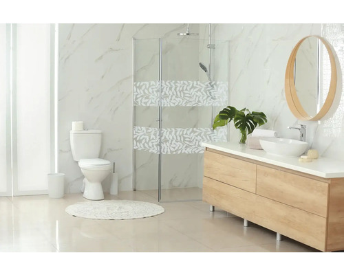 Badezimmer mit Toilette, Dusche, Waschtisch und Spiegel
