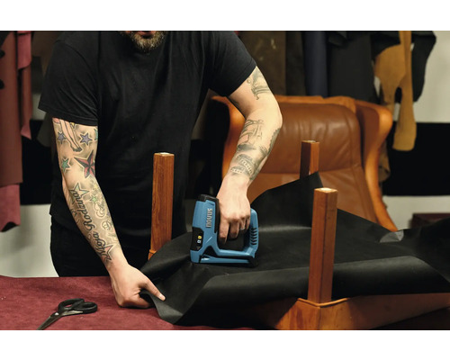 Polsterarbeiten an einem Stuhl mit einem Elektrotacker