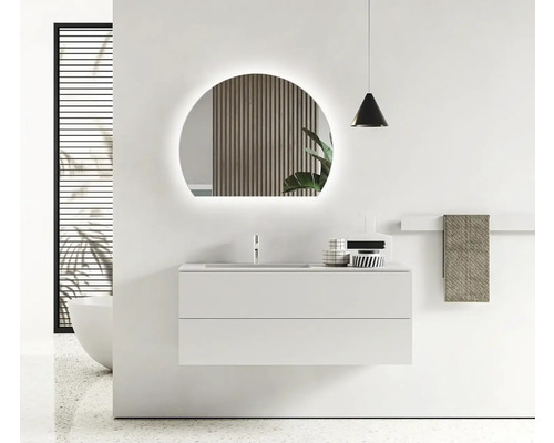 Modernes Badezimmer mit Waschtischunterschrank, Spiegel mit Beleuchtung und Handtuchhalter.