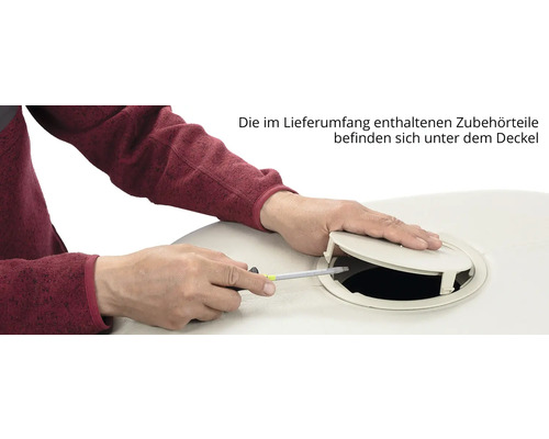 Zubehörteile unter dem Deckel werden mit einem Schraubendreher befestigt