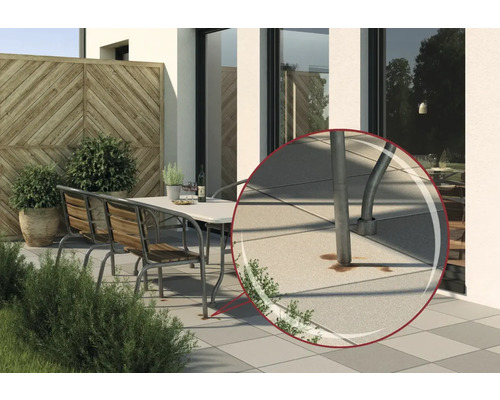 Terrasse mit Gartentisch, Stühlen und Pflastersteinen, Detailaufnahme der Steinflecken
