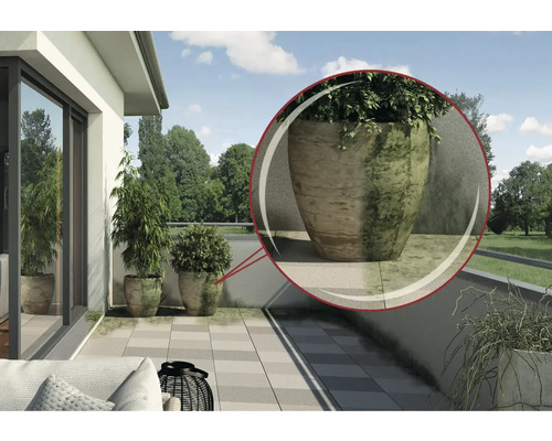 Terrasse mit Pflanzen in Pflanzgefäßen