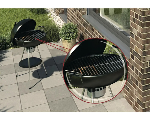 Kugelgrill mit offenem Deckel auf einer Terrasse