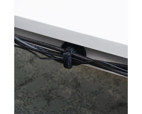 Kabels unter einem Schreibtisch, die mit einem Klettband befestigt sind