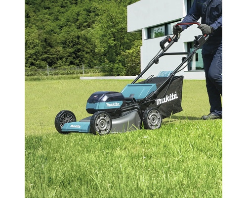 Aufsitzmäher von Makita im Einsatz auf Rasenfläche.