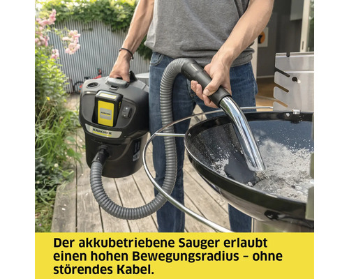 Person reinigt Grill mit einem Kärcher Akku-Sauger