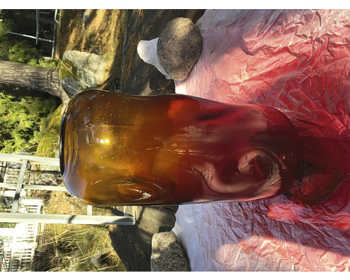 Große Glasvase auf einer Schutzfolie
