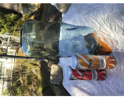 Große Glasvase und zwei Dosen Lackspray