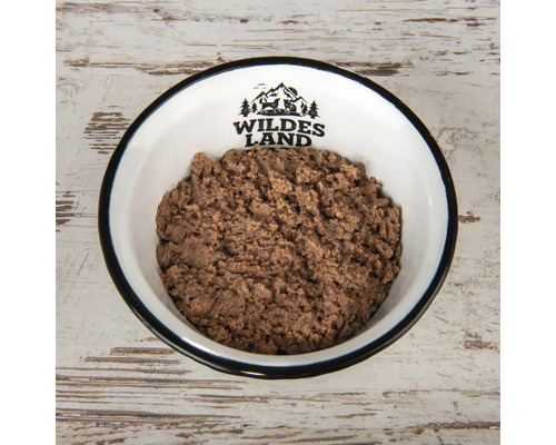 Hundenassfutter in einer Schüssel mit Wildes Land Logo