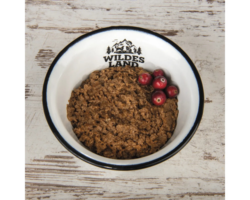 Hundenassfutter in einer Schüssel mit Wildes Land Logo und Preiselbeeren