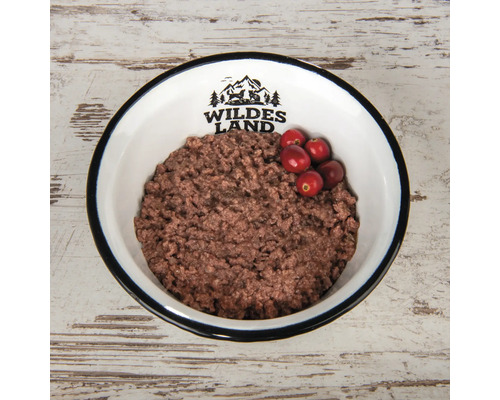 Hundenahrung mit Preiselbeeren in einer Schüssel