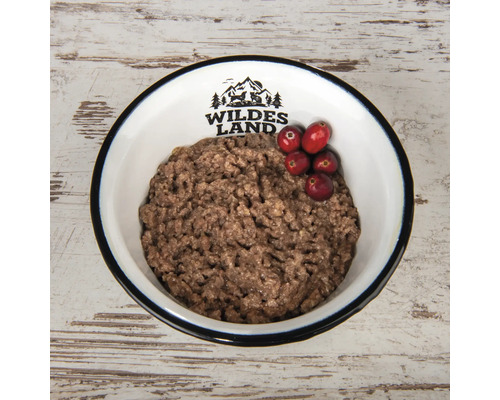 Hundenassfutter mit Preiselbeeren in einer Schüssel