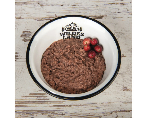 Hundenassfutter in einer Schüssel mit Preiselbeeren, Marke Wildes Land