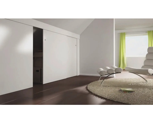 Modernes Zimmer mit weißer Schiebetür und Dachschräge