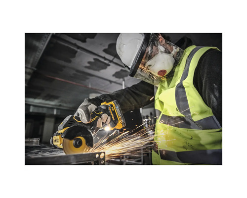Arbeiter mit Schutzhelm, Schutzbrille, Atemschutzmaske und Warnweste beim Trennen von Metall mit einem Winkelschleifer von DeWalt.