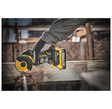 Akku-Winkelschleifer im Einsatz mit Funkenflug