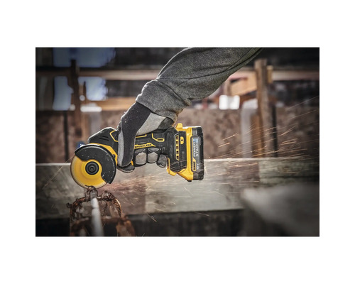 Akku-Winkelschleifer im Einsatz mit Funkenflug