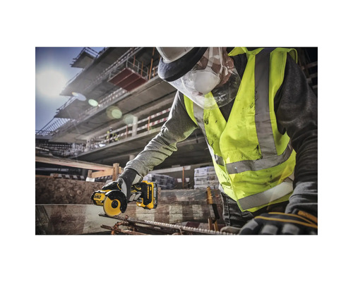 Handwerker mit Schutzbrille und Warnweste schneidet mit einem DeWalt Trennschleifer ein Stück Metall.