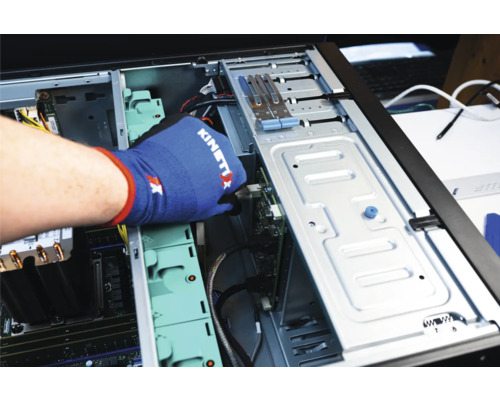 Hand mit Handschuh installiert Karte in Computergehäuse