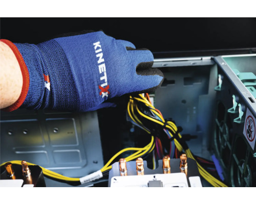 Eine Hand mit Arbeitshandschuh greift in das Innere eines Computers.