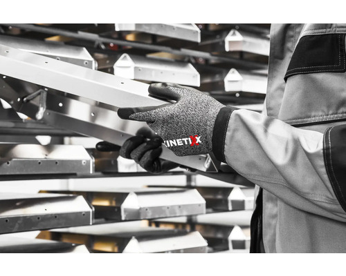 Person hält eine silberfarbene Metallschiene mit Arbeitshandschuhen