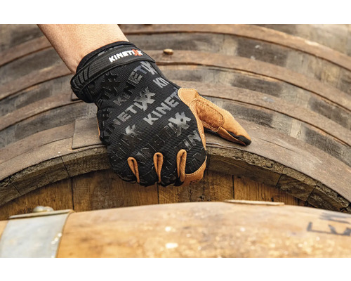 KinetiXx Arbeitshandschuh vor Holzfass