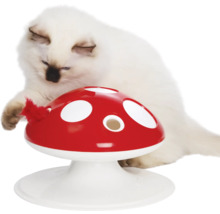 Katze spielt mit einem Pilz-Katzenspielzeug.