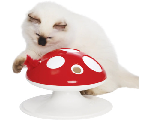Katze spielt mit einem Pilz-Katzenspielzeug.