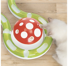 Katze spielt mit interaktivem Katzenspielzeug mit Ball und Schienen