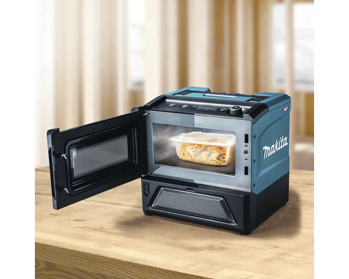 Makita Mikrowelle mit geöffneter Tür und Speisenbehälter im Garraum