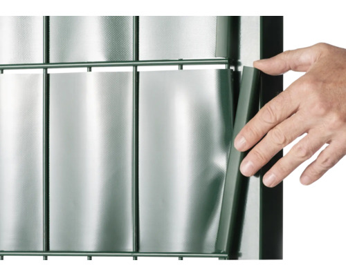 Sichtschutzstreifen werden in einen Zaun eingeflochten